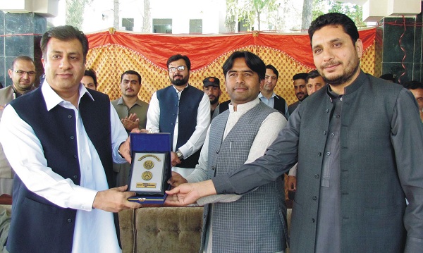 سوات کے لوگوں نے جو عزت دی وہ کبھی نہیں بھولونگا، ڈی سی عامر افاق