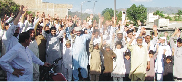 پانڑ میں راستہ بند، اہلیان علاقہ کا احتجاجی مظاہرہ ، سو گھرانے راستے سے محروم