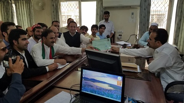 فضل حکیم خان کارکنوں کی بڑی تعداد میں ریٹرنگ افیسر کے سامنے پیش، اہم کاغذ حوالے کردیا