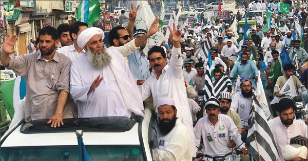 محمد امین اور مولانا حجت اللہ کا انتخابی ریلی، پھول نچھاور