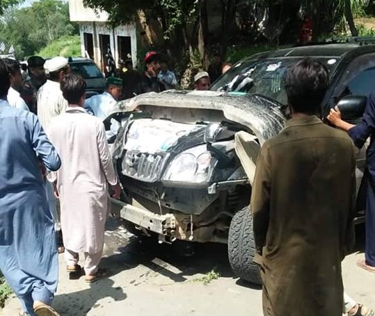 چارباغ میں پی ٹی ائی اور ن لیگ کے گاڑیوں میں تصادم تین زخمی