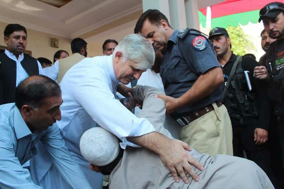 محمود خان کی رہائش گاہ پر رش۔ کارکن اور پی ٹی ائی کارکن ملاقات کیلئے پہنچ گئے