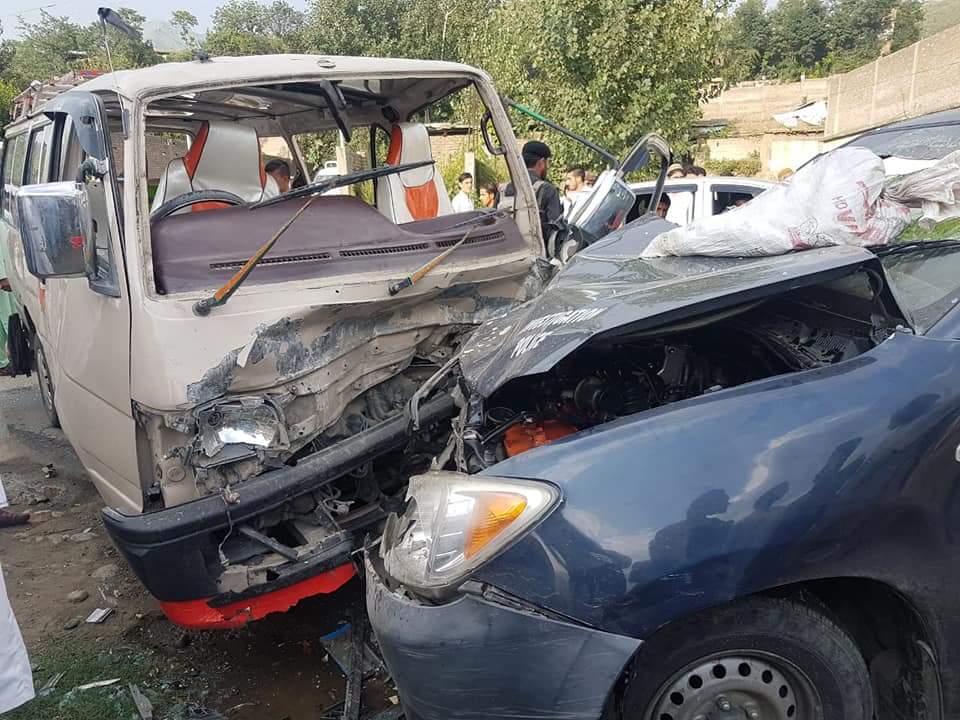 مسافر کوچ اور پولیس وین تصادم نو افراد زخمی