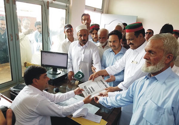 ضمنی انتخابات،پی ٹی ائی کے اہم رہنما حاجی محمد رحمان نے حلقہ 7 کیلئے کاغذات جمع کرادیئے