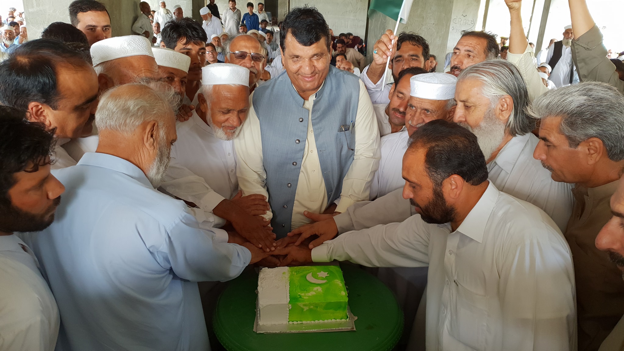 پی ایم ایل ن کے صوبائی صدر انجینئر امیر مقام نے سنگوٹہ میں جشن آزدی کا کیک کاٹا 