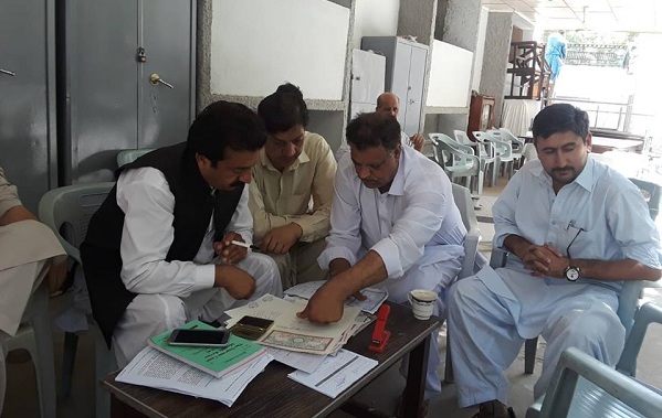 حلقہ پی کے 7 ، ضمنی الیکشن کیلئے کاغذات کے حصول کیلئے امیدواروں کی امد شروع، اج کس کس نے کاغذات وصول کئے