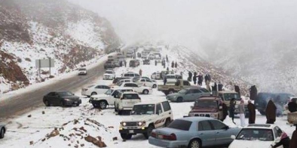 اللہ کی قدرت پر پوری دنیا حیران ،سعودی عرب کے ریگستانوں میں برفباری نے سب کو حیران کردیا