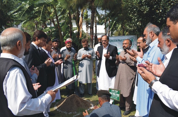 سرسبز پاکستان مہم، سیشن جج سوات نے درخت لگا کر مہم کا افتتاح کردیا