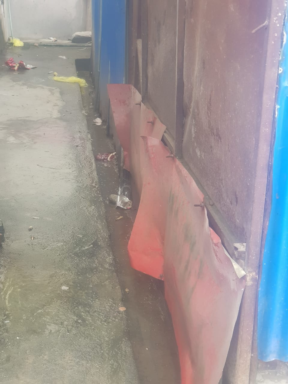 نہ زمین پھٹی نہ اسمان گرا،گائنی وارڈ کے ڈاکٹروں نے حامل خاتون کو وارڈسے نکالا۔ خاتون نے نالے میں بچہ جنم دیا