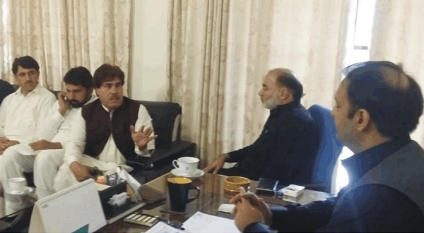 ایم پی اے عزیز اللہ گران کی دبنگ کارروائیاں جاری، مسائل کے حل کیلئے سوئی گیس آفس پہنچ گئے