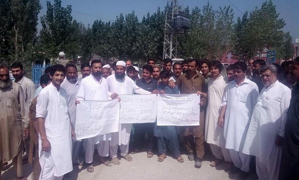 سٹی ایم پی اے نے ایک ماہ میں یہ کام نہ کیا تو پھر ایسا احتجاج کرینگے ۔ ۔ ۔ بائی سڑک پر رہائش پذیر عوام نے دھمکی دیدی