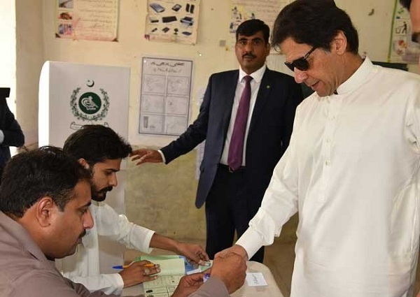 وزیر اعظم عمران خان نے این اے 53 اسلام آباد میں ووٹ ڈال دیا