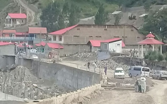 کالام سڑک کا حفاظتی پشتہ ٹوٹنے سے سڑک بند ، سیاح پھنس گئے