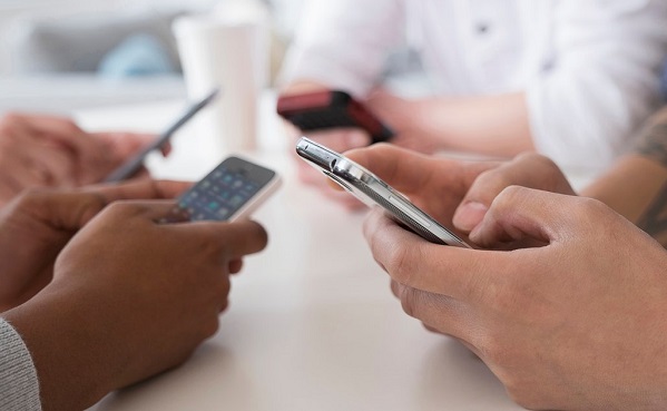 خیبر پختونخواہ کے سرکاری ہسپتالوں میں ڈیوٹی کے دوران موبائل استعمال پر پابندی عائد 