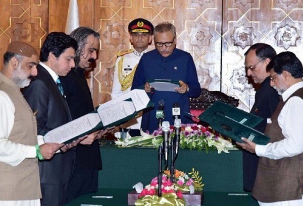 وفاقی کابینہ میں مزید توسیع؛ 6 وزراء نے حلف اٹھالیا