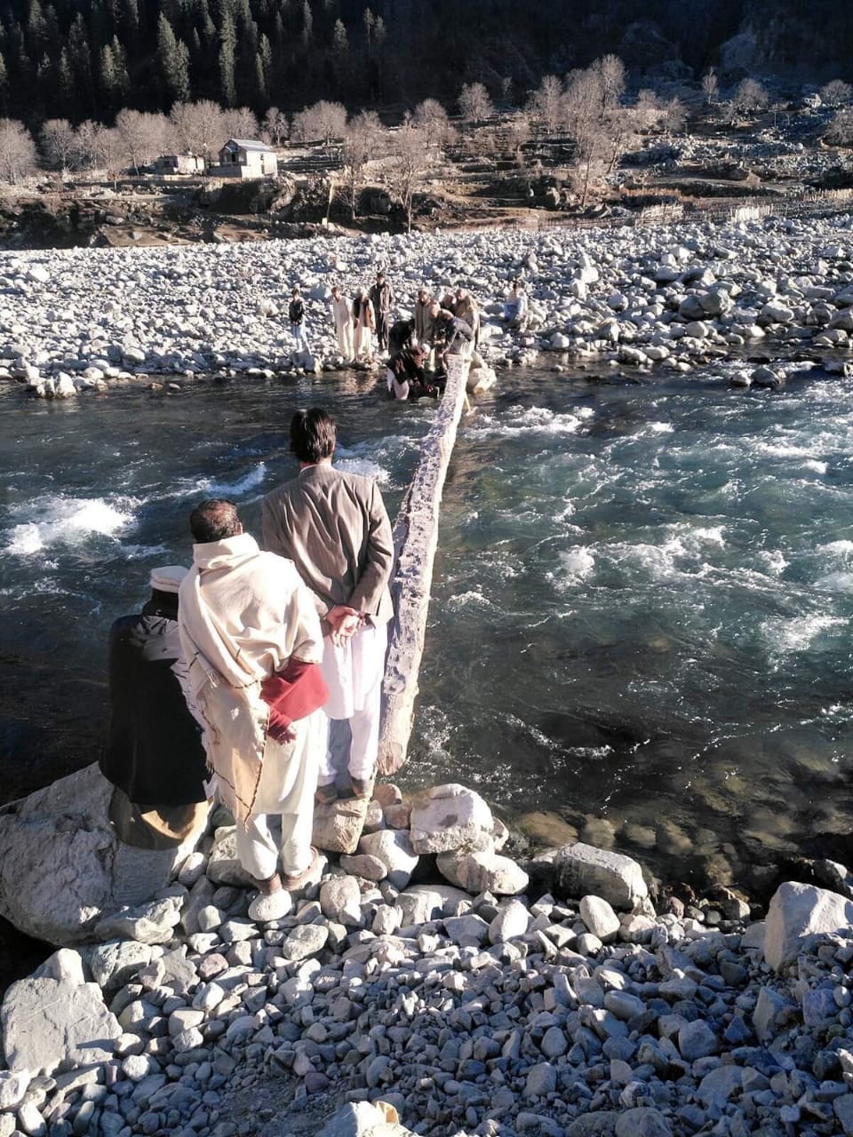 کالام، دوبچے اتروڑ دریا پار کرتے ہوئے دریا میں گرگئے