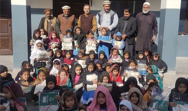 انجنیئر شرافت علی نے بریکوٹ میں یتیم بچیوں اور طالبات میں موسم سرما پیکج تقسیم کردی