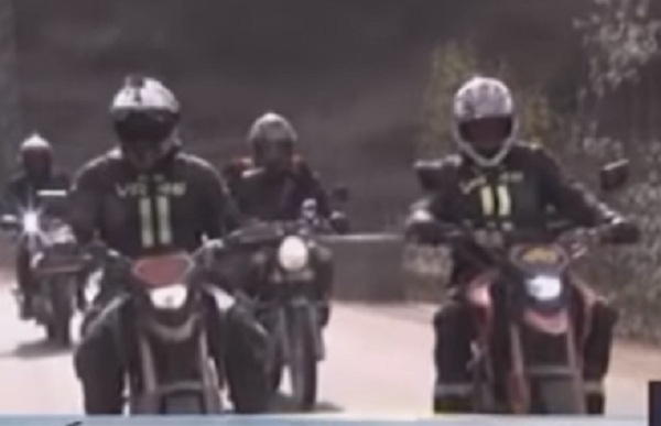 برفباری اور پرخطر راستوں کی پراہ کئے بغیر موٹر سائیکلسٹ گبین جبہ پہنچ گئے، ڈھول کی تھاپ پر رقص