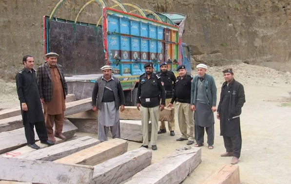 پولیس کی کارروائیاں ، اسلحہ اور سمگل کرنے والے سلیپرز برامد ، ملزمان گرفتار