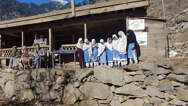 پرائمری سکول ارین کے طلبا وطالبات برف پر بیٹھ کر تعلیم حاصل کرنے پر مجبور