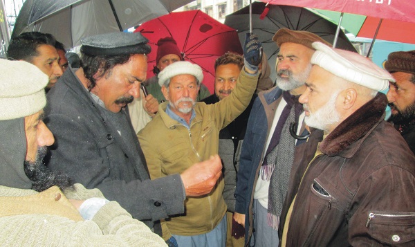 درجہ چہارم ملازمین میں ساسی مداخلت کیخلاف احتجاجی دھرنا جاری، دفاتر میں کام ٹھپ