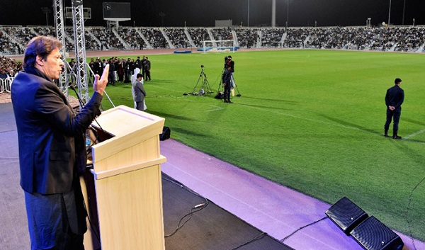 بھارتی بھی عمران خان کے دیوانے، قطر میں وزیر اعظم کا خطاب سننے کیلئے انڈین عوام کی لائن لگ گئی