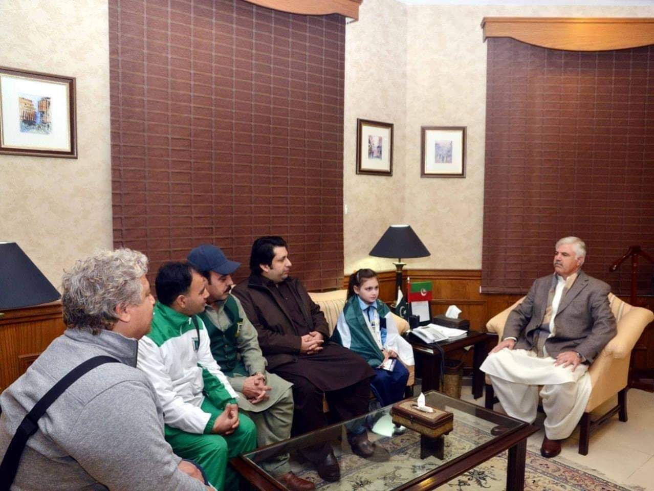 کمسن بچی عائشہ ایاز سے وزیراعلی اور سینئروزیر کی ملاقات، انعامات کی بارش
