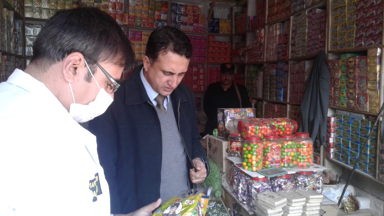 حلال۔فوڈ کا۔بریکوٹ بازار پر چھاپہ، ناقص خوراک ضبط