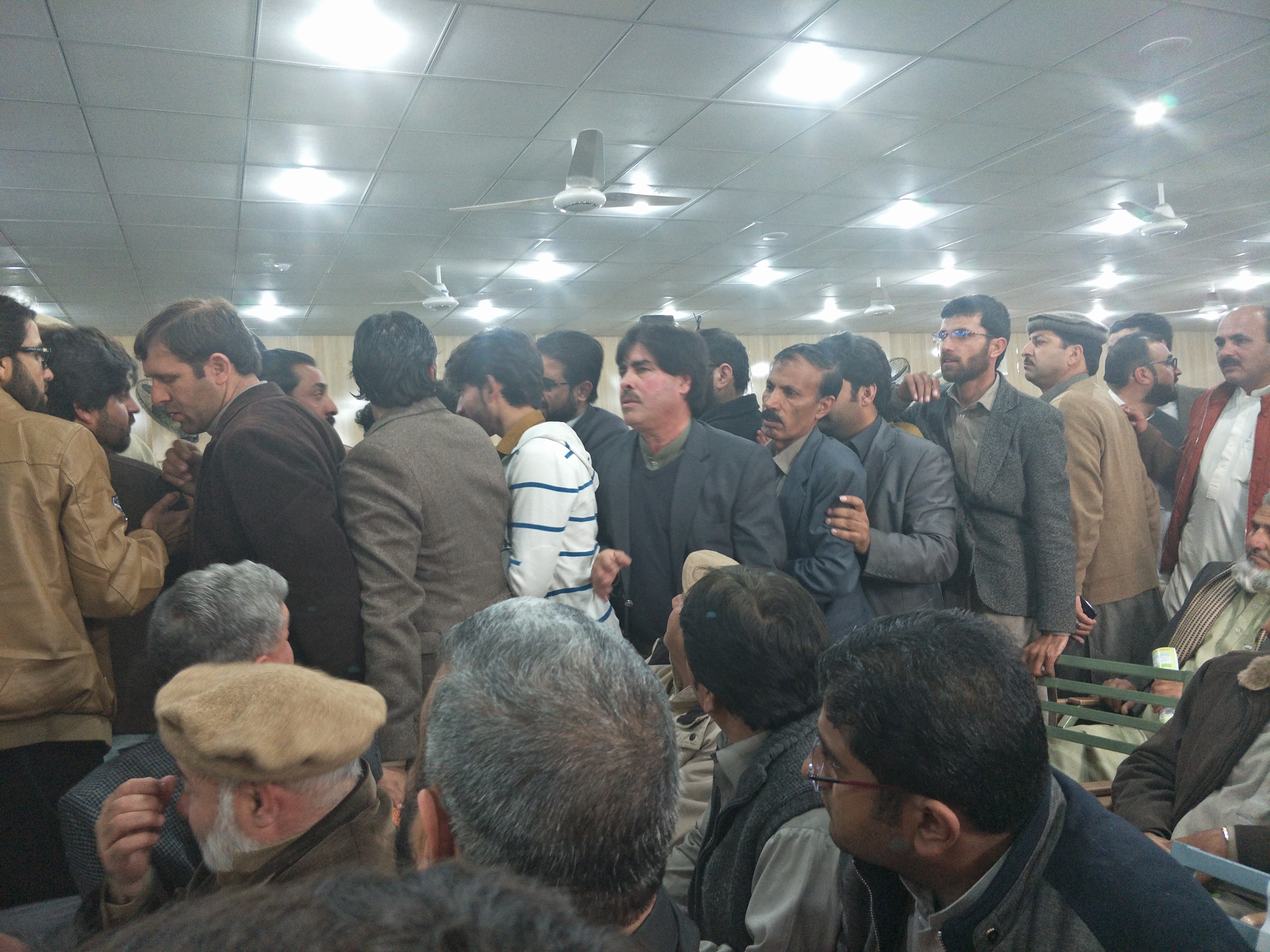 مجھے راستہ دو، ایم۔پی اے گران دھکے کھاتے کھاتے وزیر اعلی تک پہنچے