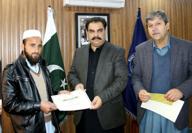 برفباری میں پولیو مہم چلانے والے ملازمین میں نقد انعامات تقسیم