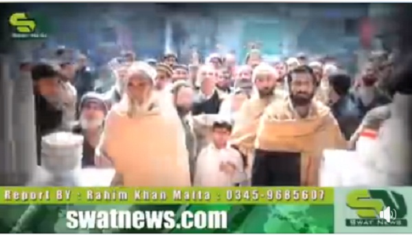 بھارتی طیارے گرنے بعد جشن، مٹھائیاں تقسیم