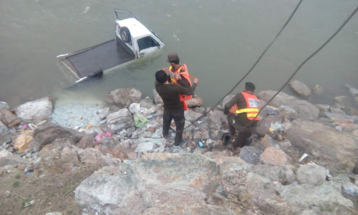 فضاگھٹ کے قریب گاڑی دریاء سوات میں جاگری ۔ ایک شخص جانبحق دوسرا زخمی