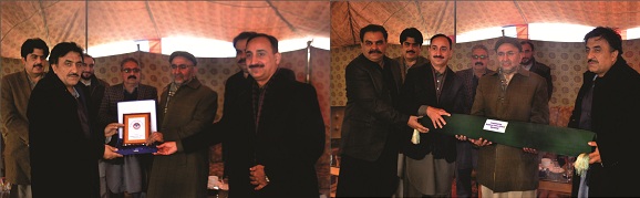 کمشنر مالاکنڈظہر الاسلام رخصت ہوگئے ، ڈی سی ، ڈی ائی جی اور ڈی پی او نے اعزازی شیلڈدیا