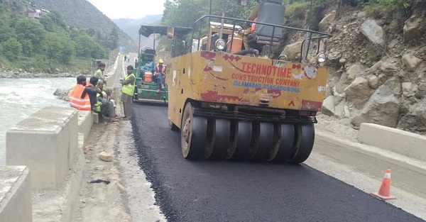 بڑی خوشخبری، کالام سڑک پر تارکول کا کام شروع، سیاحوں اور مقامی لوگوں میں خوشی