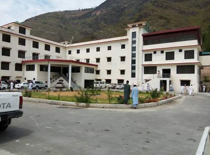 سوات بورڈ میٹرک نتائج ، طالبہ کرن خلیل کی پہلی پوزیشن