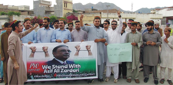 اصف علی زرداری کے گرفتاری کے خلاف پیپلز یوتھ آرگنائزیشن کا احتجاجی مظاہرہ، حکومت اور نیب کے خلاف شدید نعرہ بازی