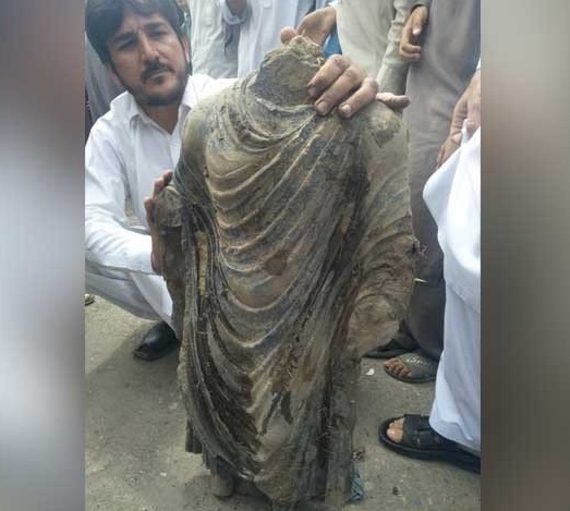 مردان میں قبرستان سے قیمتی مجسمہ برآمد ، محکمہ آثار قدیمہ نے قبضے میں لیکر تحقیقات شروع کردیں