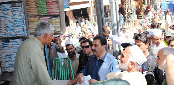 ڈی سی سوات ثاقب رضا اسلم نے مینگورہ بازار کی مختلف مارکیٹوں کا دورہ