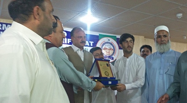 سکول ٹیچر کے بیٹے نے کمال کردیا، سرکاری کالج میں پڑھ کر سوات بورڈ ٹاپ کیا