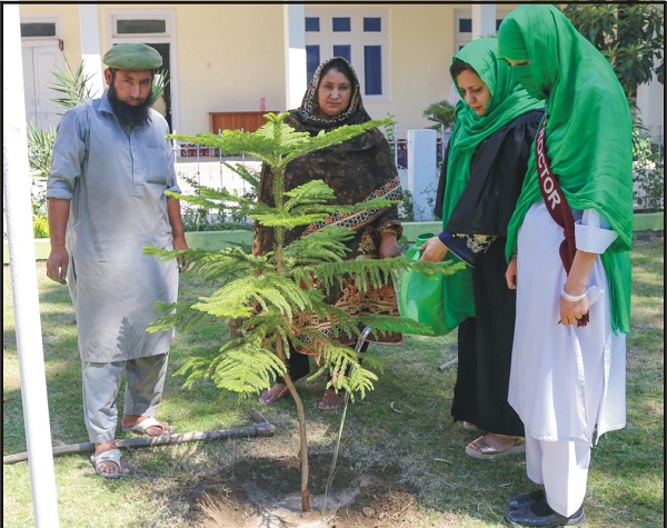 گرلز کالج سیدو شریف کی ہر طالبہ اور استانی پودے لگائے گی تاکہ وزیر اعظم پاکستان عمران خان کے گرین اینڈ کلین پاکستان کے وژن کو عملی جامہ پہنائیں، ڈاکٹر نرگس اراء