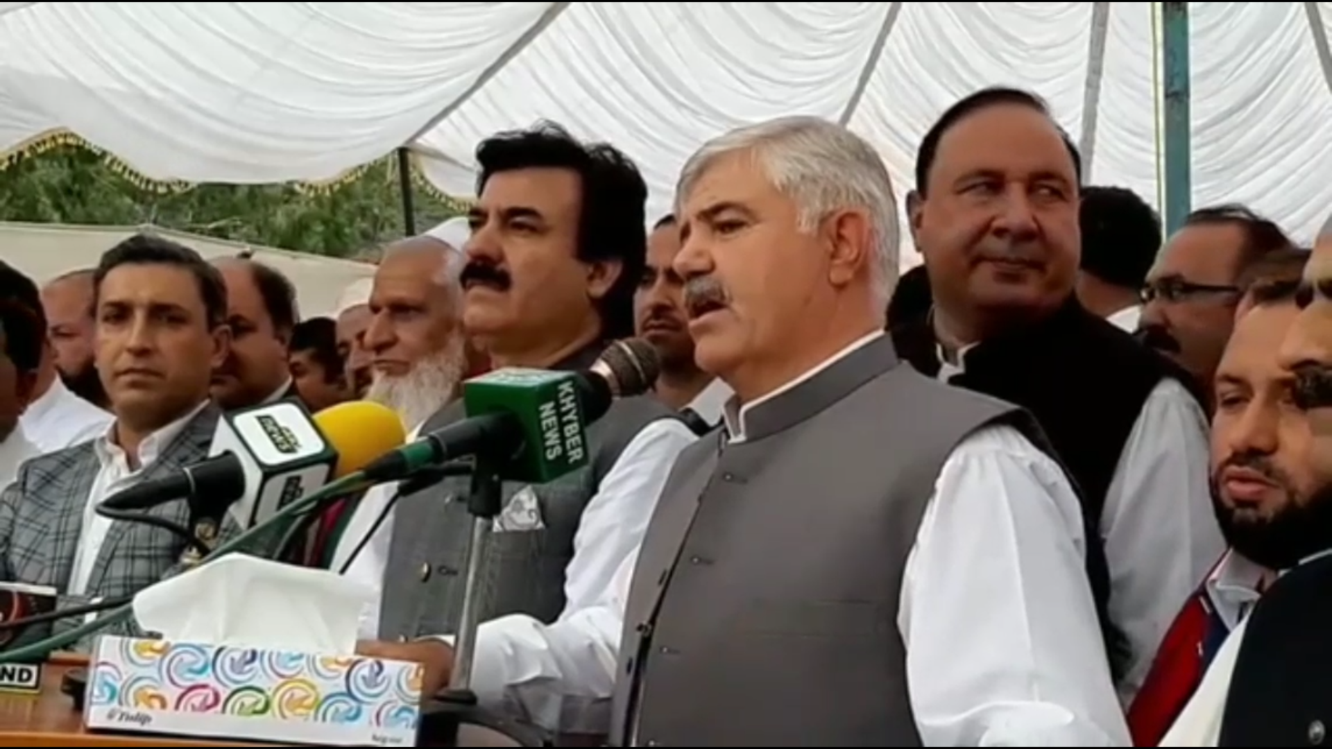 شیروں کو پنجرے میں بند کردیا،لٹیروں کوبھگائیں گے ، محمود خان