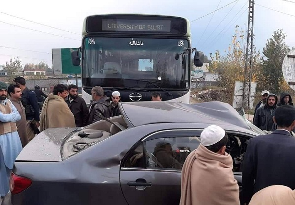 سوات یونیورسٹی کے بس اور دیگر دوگاڑیوں میں تصادم ، دو افراد جاں بحق