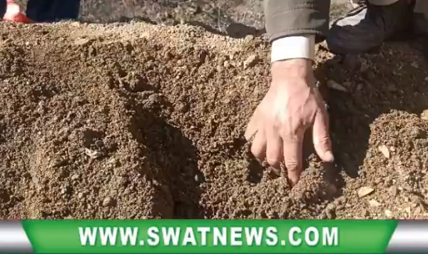 وزیراعلیٰ محمود خان کا حلقہ ، سڑک کی تعمیر میں گھپلے، ناقص میٹریل کا استعمال