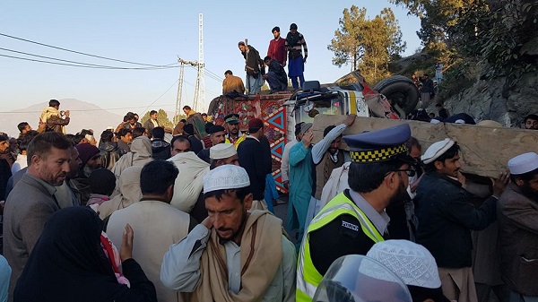 فضاگھٹ کے قریب ٹرک الٹنے سے سڑک جام ، گاڑیوں کی لمبی لمبی قطاریں ، عوام پریشان