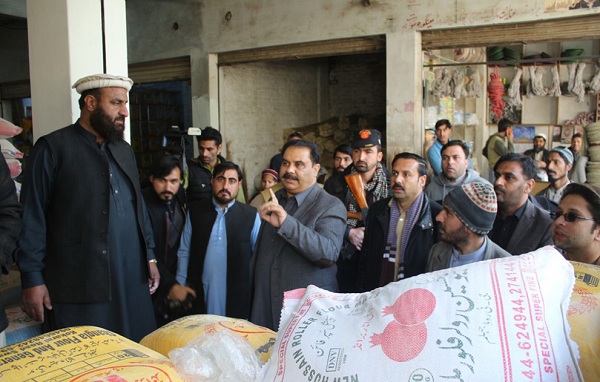 سوات میں ڈپٹی کمشنر کا فلورملوں، آٹا گودام اور بازروں کا اچانک معائنہ