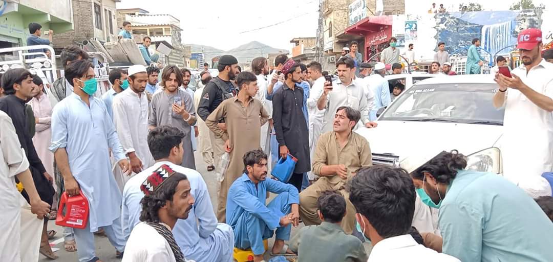 وزیراعلی کے ابائی حلقہ میں پٹرول ختم،عوام کا سڑک بلاک کر احتجاج