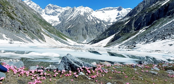 جون میں بھی ادھی برف میں ڈوبا سحر انگیز اندراب جھیل