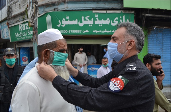 سوات پولیس کے جانب سے شہریوں اور پولیس جوانوں میں ماسک تقسیم