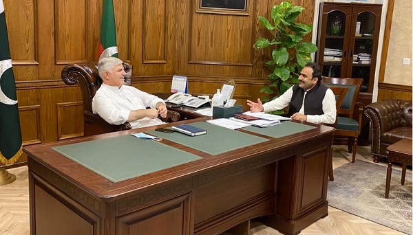 وزیر اعلیٰ محمود خان اور فضل حکیم کے درمیان ملاقات، ترقیاتی سکیموں پر بحث