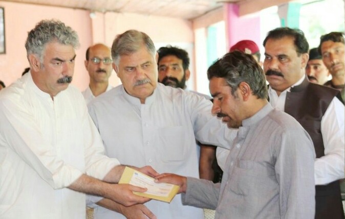 سوات،شاگرام ،تیرات میں سیلاب کے باعث شہداء اور زخمیوں کے ورثاءمیں  55 لاکھ روپے تقسیم